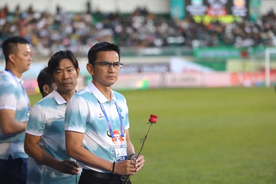 HLV Kiatisak (bìa phải) sẽ chia tay với LPBank HAGL. Ảnh: Văn Ngọc