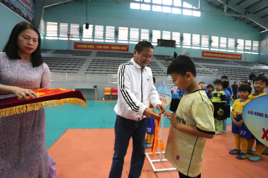 Giám đốc Sở Văn hóa-Thể thao và Du lịch Trần Ngọc Nhung (giữa) trao cờ lưu niệm cho các đội bóng. Ảnh: Văn Ngọc
