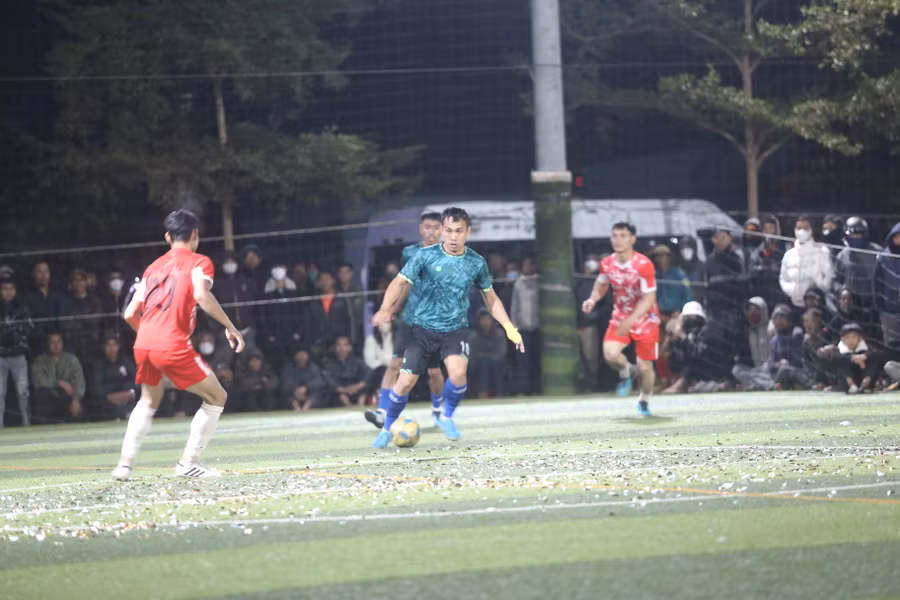 2 đội bóng quy tụ nhiều ngôi sao của bóng đá phong trào Gia Lai. Ảnh: Văn Ngọc