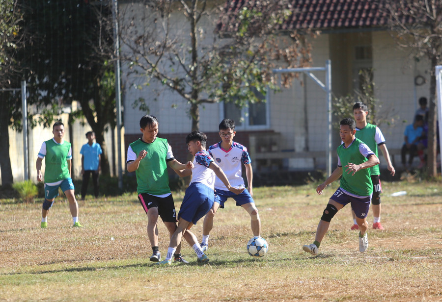 Hơn 60 cầu thủ đã tham gia vào Giải Bóng đá giao hữu từ thiện. Ảnh: Văn Ngọc