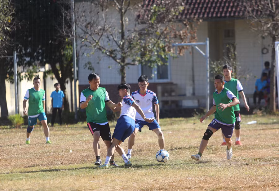 Hơn 60 cầu thủ đã tham gia vào Giải Bóng đá giao hữu từ thiện. Ảnh: Văn Ngọc