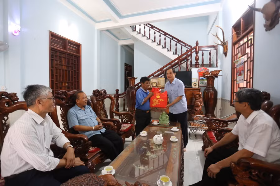 Đoàn công tác đã đến thăm và chúc Tết Anh hùng lực lượng vũ trang Rơ Ô Cheo. Ảnh: Văn Ngọc