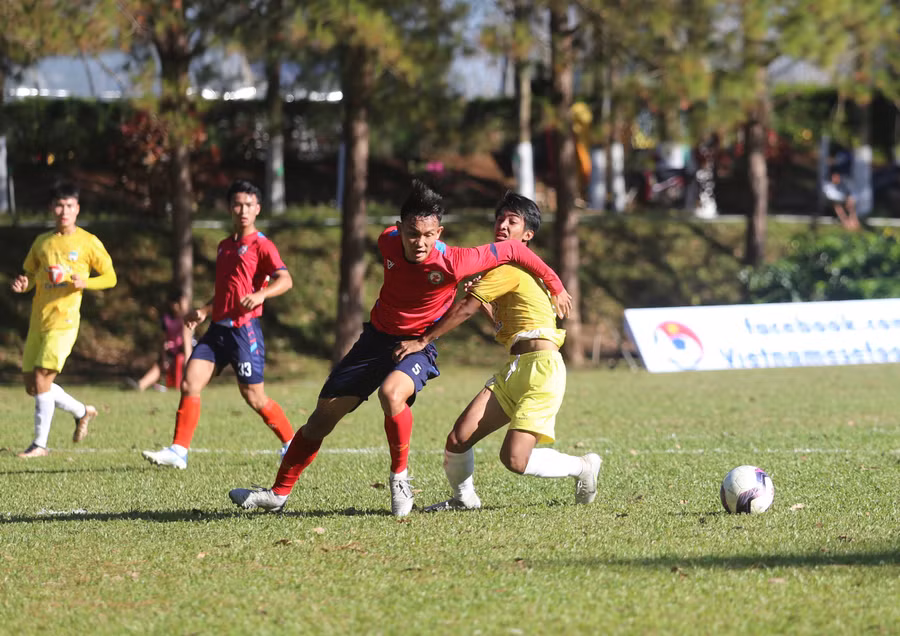 Môi Sê (bìa phải) đã bị kéo ngã trong vòng cấm. Ảnh: Văn Ngọc