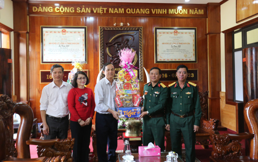 Trưởng ban Nội chính Tỉnh ủy Võ Thanh Hùng (thứ 3 từ phải qua) tặng quà Tết tại Sư đoàn 320. Ảnh: Văn Ngọc Trưởng ban Nội chính Tỉnh ủy Võ Thanh Hùng (thứ 3 từ phải qua) tặng quà Tết tại Sư đoàn 320. Ảnh: Văn Ngọc
