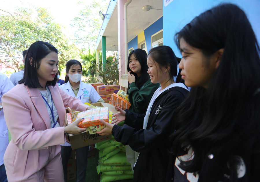 Các em ở Làng trẻ em SOS Pleiku rất phấn khởi trước các phần quà vào dịp Tết. Ảnh: Văn Ngọc Các em ở Làng trẻ em SOS Pleiku rất phấn khởi trước các phần quà vào dịp Tết. Ảnh: Văn Ngọc