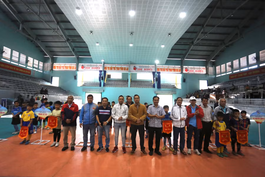 Hơn 70 cầu thủ U9 sẽ tranh tài ở giải đấu năm nay. Ảnh: Văn Ngọc