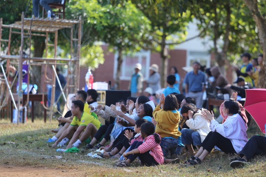 Các em tại Làng trẻ em SOS Pleiku phấn khích trước những pha bóng đẹp mắt. Ảnh: Văn Ngọc