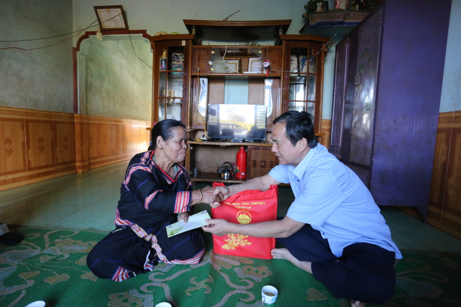 Trưởng ban Nội chính Tỉnh ủy Võ Thanh Hùng (phải) tặng quà Tết cho các gia đình có công tiêu biểu ở huyện Chư Pưh. Ảnh: Văn Ngọc Trưởng ban Nội chính Tỉnh ủy Võ Thanh Hùng (phải) tặng quà Tết cho các gia đình có công tiêu biểu ở huyện Chư Pưh. Ảnh: Văn Ngọc