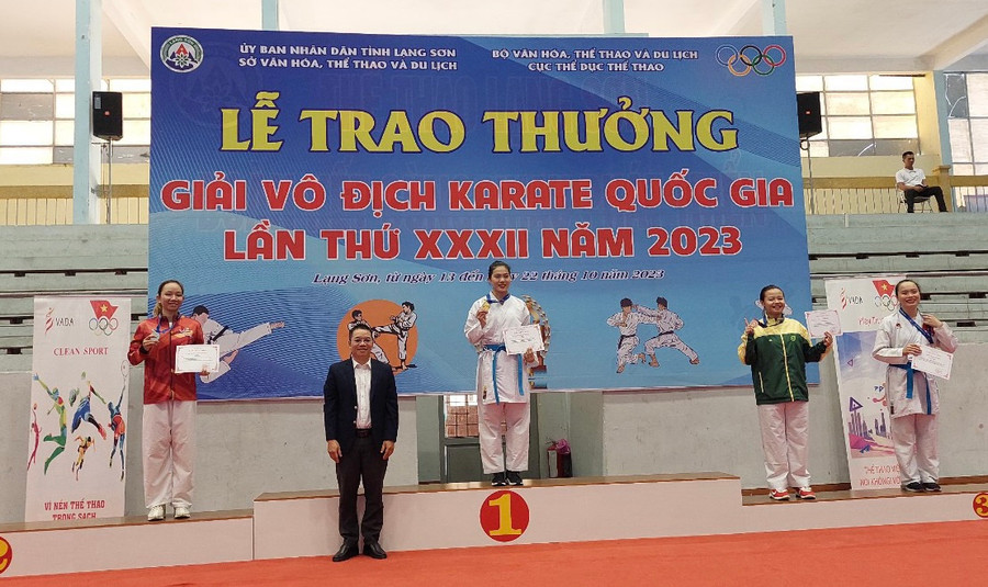 VĐV Nguyễn Thị Hà Phương nhận huy chương vàng ở Giải Vô địch Karate quốc gia năm 2023. Ảnh: Công Tuấn