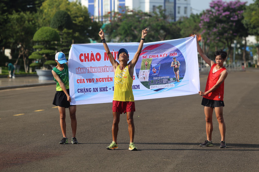 Anh Nguyễn Văn Long (giữa) trở về quê hương trên hành trình chạy xuyên Việt vào năm 2022. Ảnh: Văn Ngọc Anh Nguyễn Văn Long (giữa) trở về quê hương trên hành trình chạy xuyên Việt vào năm 2022. Ảnh: Văn Ngọc