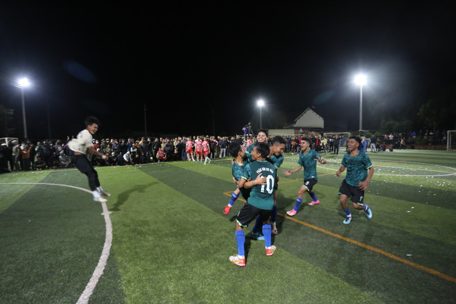 Các cầu thủ Phân bón chị Năm vỡ òa khi giành chiến thắng trên chấm penalty. Ảnh: Văn Ngọc