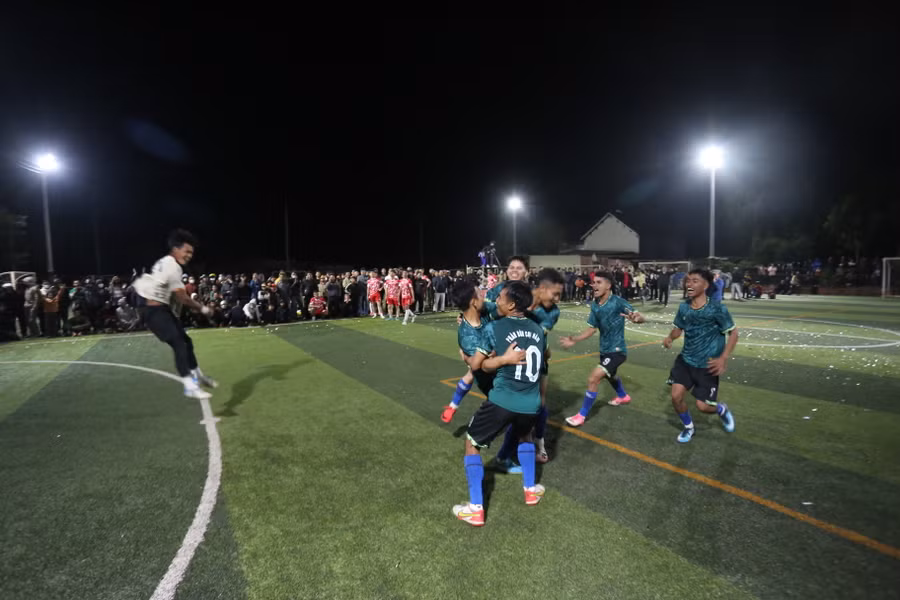 Các cầu thủ Phân bón chị Năm vỡ òa khi giành chiến thắng trên chấm penalty. Ảnh: Văn Ngọc