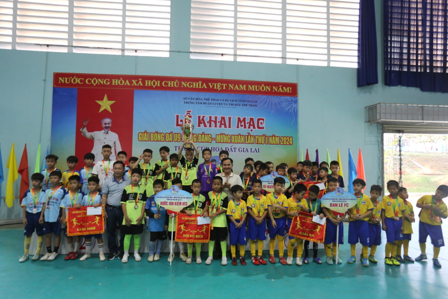 Ban tổ chức trao giải cho các đội bóng giành thứ hạng cao ở giải năm nay. Ảnh: Văn Ngọc