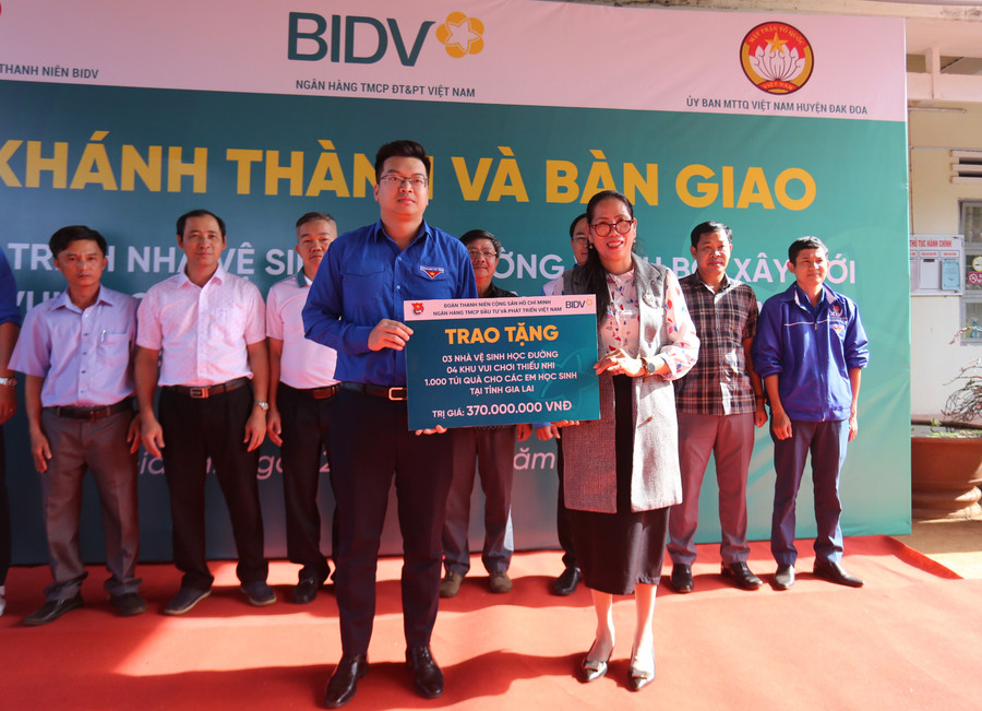 Đại diện Đoàn thanh niên của BIDV Việt Nam bàn giao các công trình cho Trường Tiểu học Ia Pết. Ảnh: Văn Ngọc