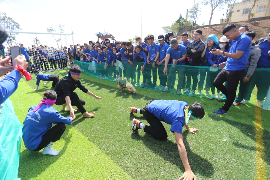 Hội thao diễn ra với sự vui nhộn trong các trò chơi. Ảnh: Văn Ngọc Hội thao diễn ra với sự vui nhộn trong các trò chơi. Ảnh: Văn Ngọc