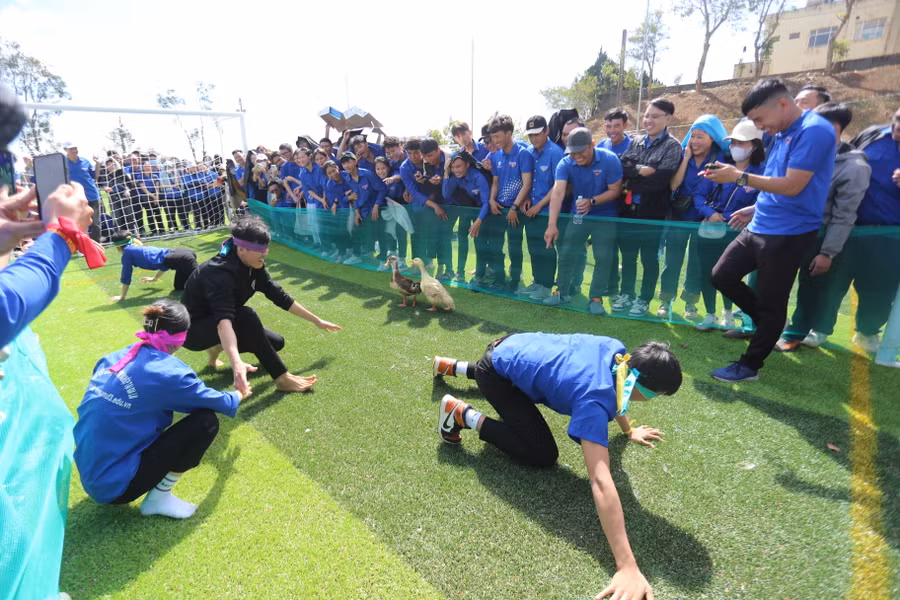 Hội thao diễn ra với sự vui nhộn trong các trò chơi. Ảnh: Văn Ngọc