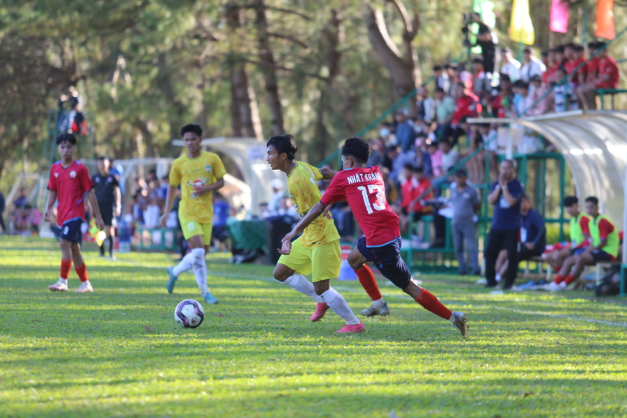 U19 Bình Định (bìa phải) đã sụp đổ trước đội chủ nhà. Ảnh: Văn Ngọc U19 Bình Định (bìa phải) đã sụp đổ trước đội chủ nhà. Ảnh: Văn Ngọc