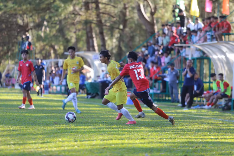 U19 Bình Định (bìa phải) đã sụp đổ trước đội chủ nhà. Ảnh: Văn Ngọc