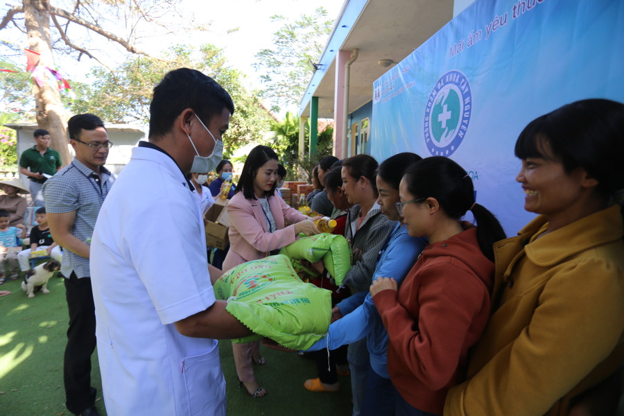 Các mẹ của 12 nhà nhận quà từ nhà tài trợ để cải thiện đời sống cho các em. Ảnh: Văn Ngọc Các mẹ của 12 nhà nhận quà từ nhà tài trợ để cải thiện đời sống cho các em. Ảnh: Văn Ngọc