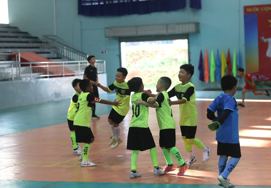 Các cầu thủ Nước Ion Kiềm HTC vỡ òa với chức vô địch. Ảnh: Văn Ngọc