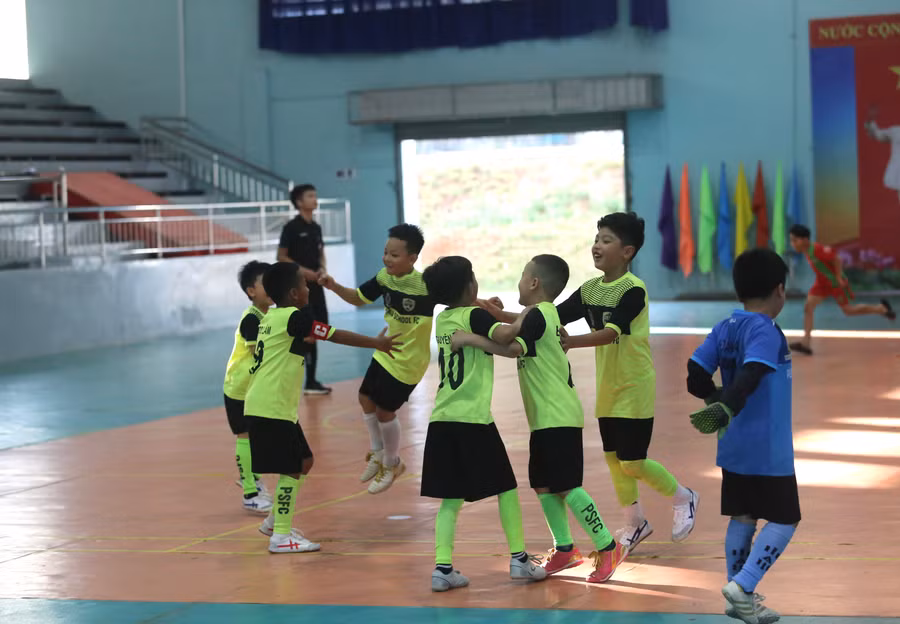 Các cầu thủ Nước Ion Kiềm HTC vỡ òa với chức vô địch. Ảnh: Văn Ngọc Các cầu thủ Nước Ion Kiềm HTC vỡ òa với chức vô địch. Ảnh: Văn Ngọc