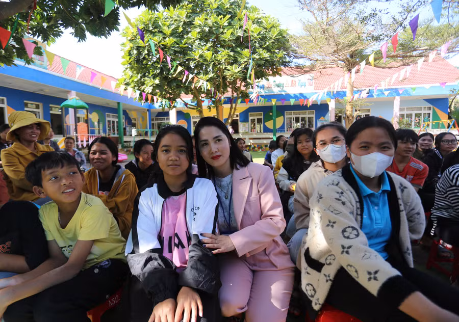 Bà Nguyễn Thị Thanh Tuyền (thứ 2 từ phải qua hàng trước) động viên các em ở Làng nỗ lực trong học tập. Ảnh: Văn Ngọc