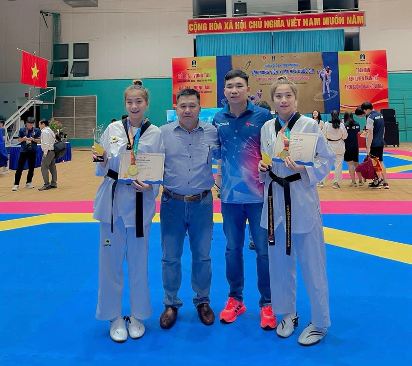 2 chị em Mai và Loan (bìa phải và bìa trái) đã được triệu tập lên đội tuyển Taekwondo quốc gia. Ảnh: Nguyễn Nhật