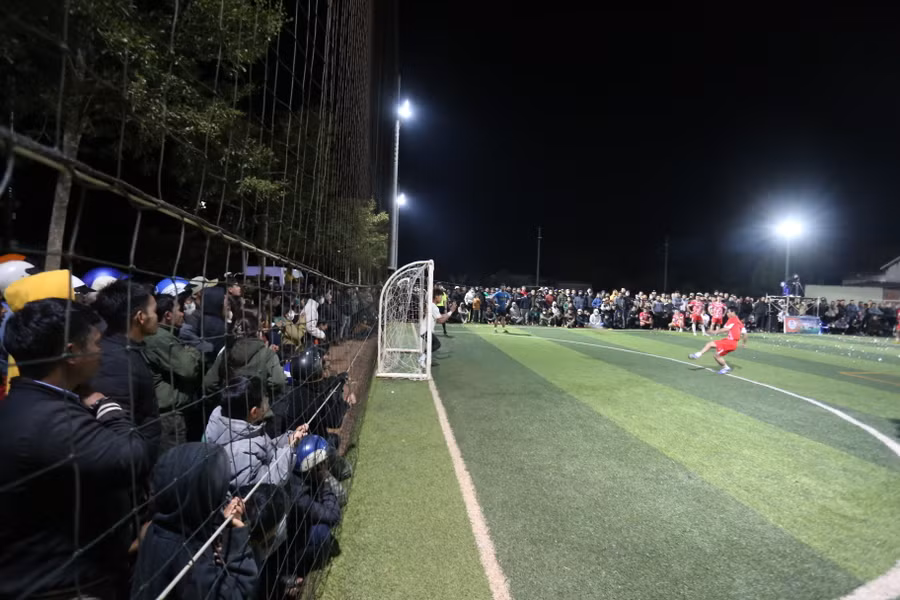 Khán giả đứng kín quanh sân để đón xem trận chung kết. Ảnh: Văn Ngọc