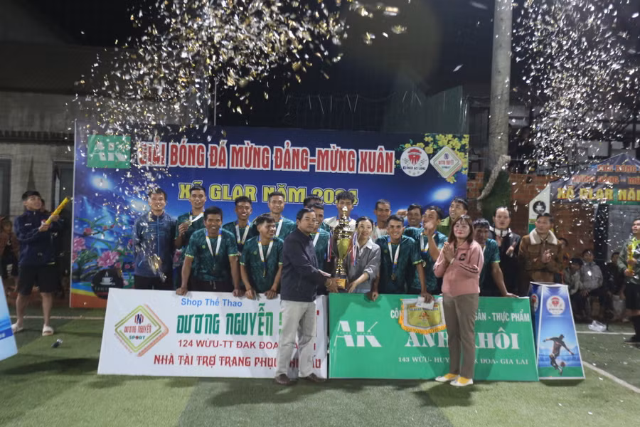 Ban tổ chức đã trao Cúp vô địch cho đội bóng Phân bón chị Năm. Ảnh: Văn Ngọc