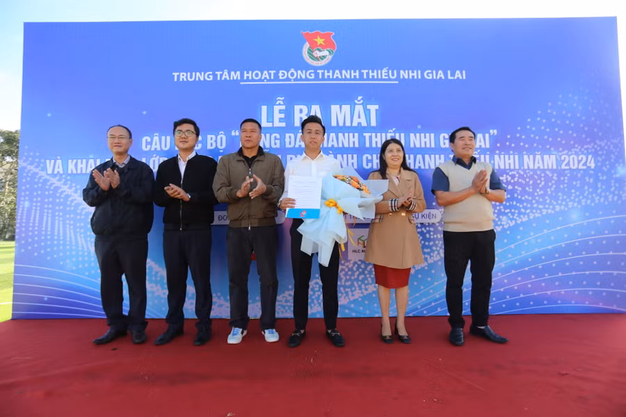 Anh Phan Hồ Giang (bìa trái)-Phó Bí thư Thường trực Tỉnh Đoàn, Giám đốc Trung tâm Hoạt động Thanh thiếu nhi tỉnh Gia Lai trao hoa và quyết định thành lập Câu lạc bộ. Ảnh: Văn Ngọc