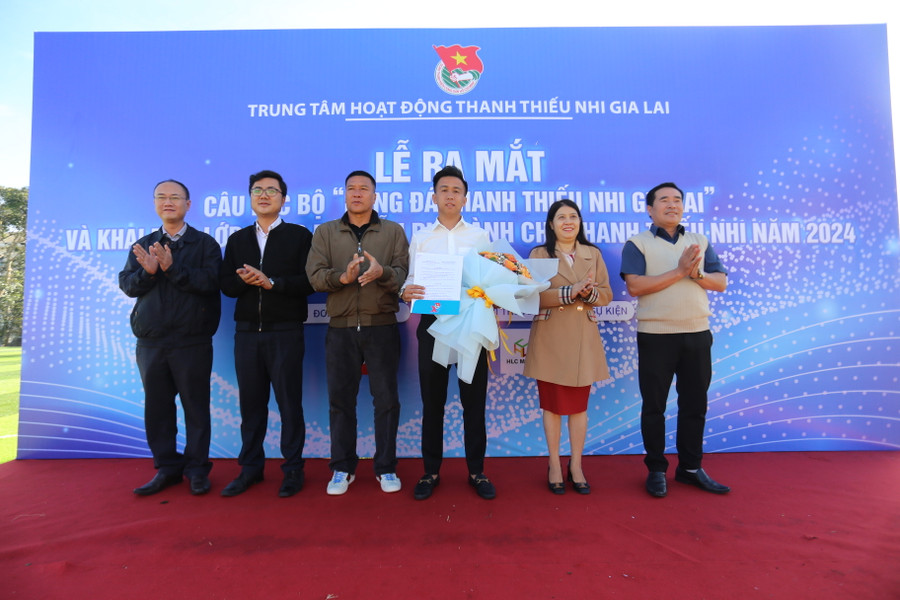Anh Phan Hồ Giang (bìa trái)-Phó Bí thư Thường trực Tỉnh Đoàn, Giám đốc Trung tâm Hoạt động Thanh thiếu nhi tỉnh Gia Lai trao hoa và quyết định thành lập Câu lạc bộ. Ảnh: Văn Ngọc