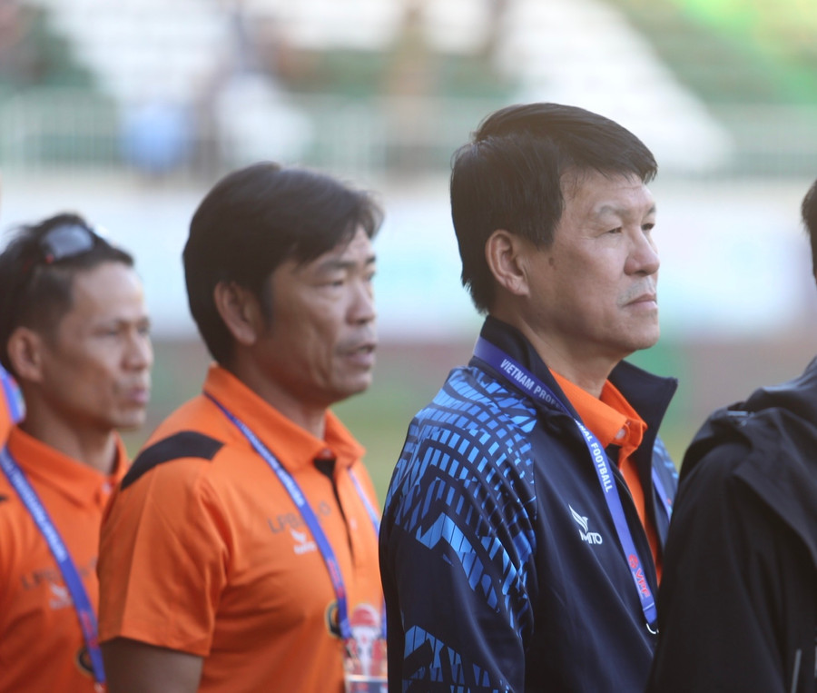 Ông Vũ Tiến Thành (bìa phải) đã được bổ nhiệm làm huấn luyện viên trưởng của LPBank HAGL. Ảnh: Văn Ngọc