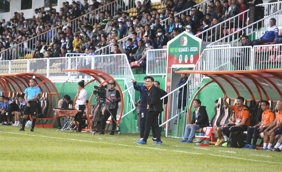 Ông Vũ Tiến Thành đã cùng Kiatisak chỉ đạo các học trò ở trận thắng trước Hà Nội FC. Ảnh: Văn Ngọc