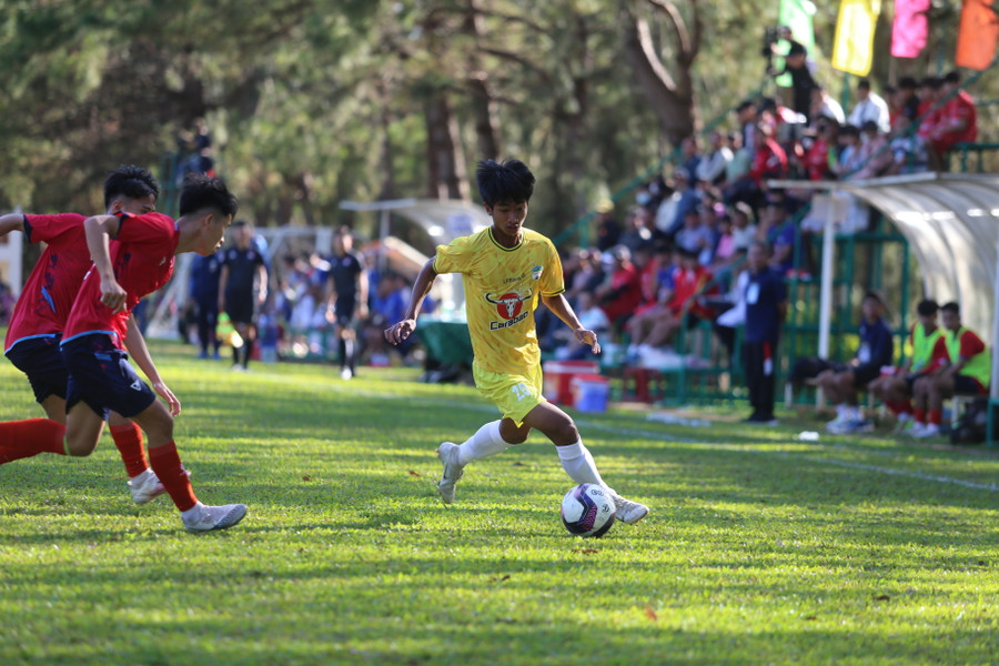 U19 LPBank HAGL (bìa phải) nắm quyền kiểm soát bóng tốt hơn đối thủ. Ảnh: Văn Ngọc U19 LPBank HAGL (bìa phải) nắm quyền kiểm soát bóng tốt hơn đối thủ. Ảnh: Văn Ngọc