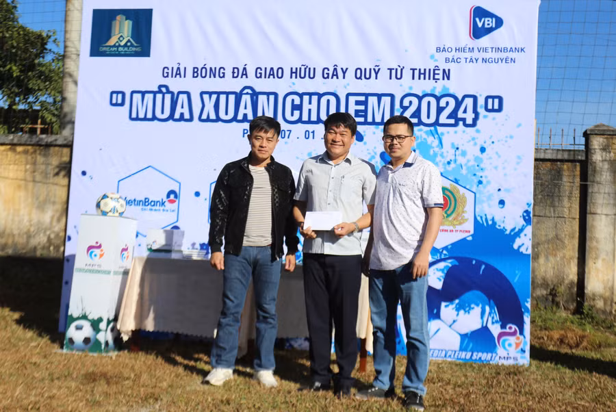 Các nhà tài trợ đã trao tiền từ thiện cho đại diện Làng trẻ em SOS Pleiku. Ảnh: Văn Ngọc