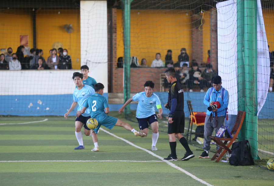 Các đội bóng sẽ thi đấu trên sân bóng đá mini 5 người. Ảnh: Văn Ngọc Các đội bóng sẽ thi đấu trên sân bóng đá mini 5 người. Ảnh: Văn Ngọc