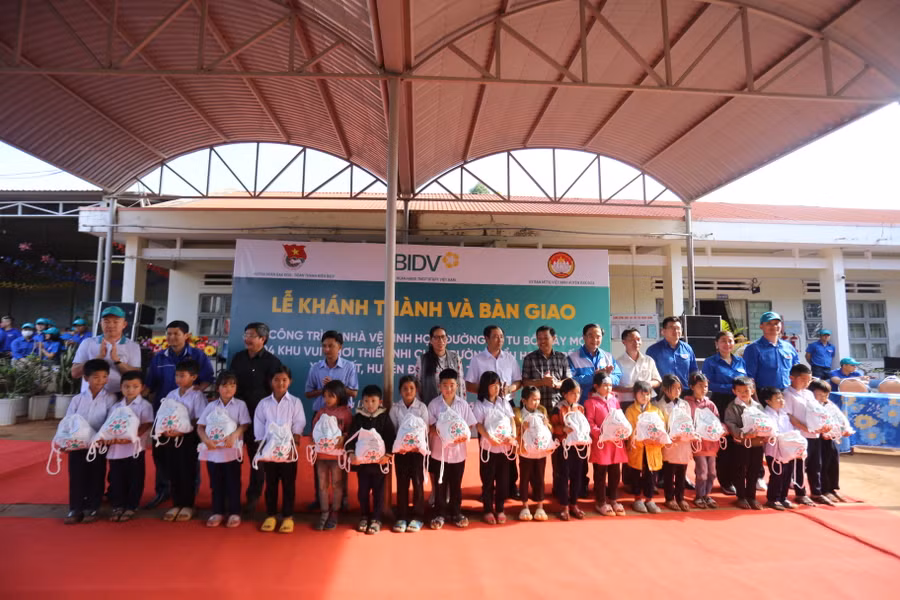 1.000 phần quà đã được trao đến tay các em học sinh tại Trường Tiểu học Ia Pết. Ảnh: Văn Ngọc