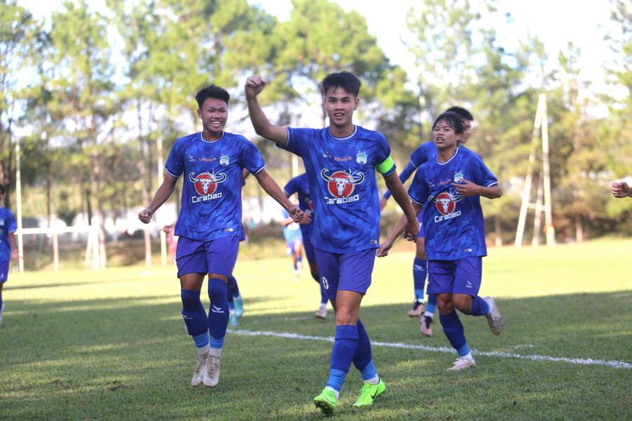 Minh Tiến (thứ 2 từ trái qua) đã tiếp tục có cú đúp vào lưới của U19 Gama Vĩnh Phúc. Ảnh: Văn Ngọc Minh Tiến (thứ 2 từ trái qua) đã tiếp tục có cú đúp vào lưới của U19 Gama Vĩnh Phúc. Ảnh: Văn Ngọc