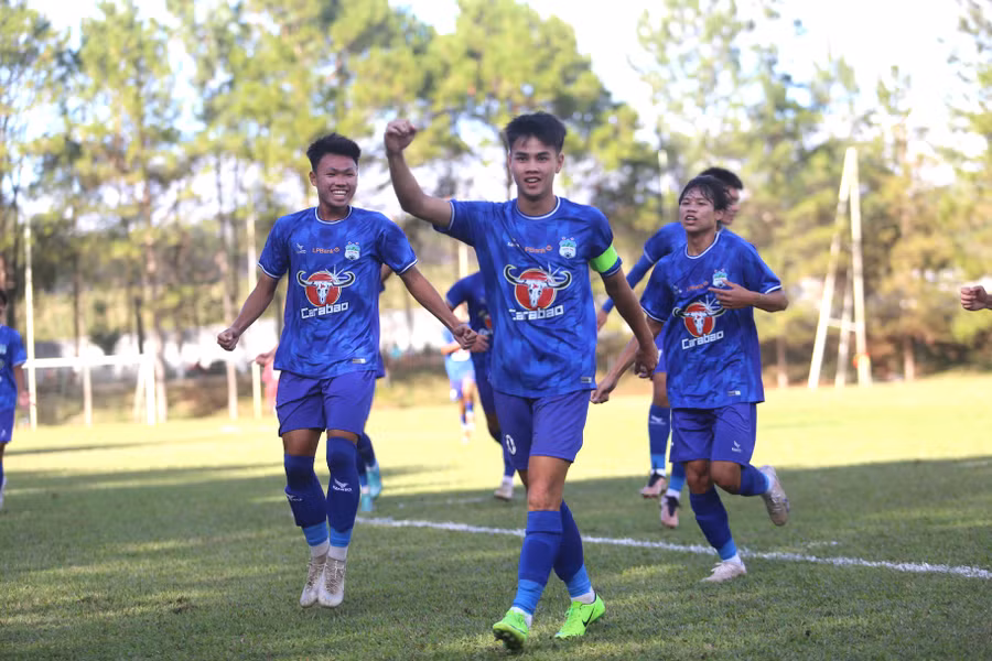 Minh Tiến (thứ 2 từ trái qua) đã tiếp tục có cú đúp vào lưới của U19 Gama Vĩnh Phúc. Ảnh: Văn Ngọc