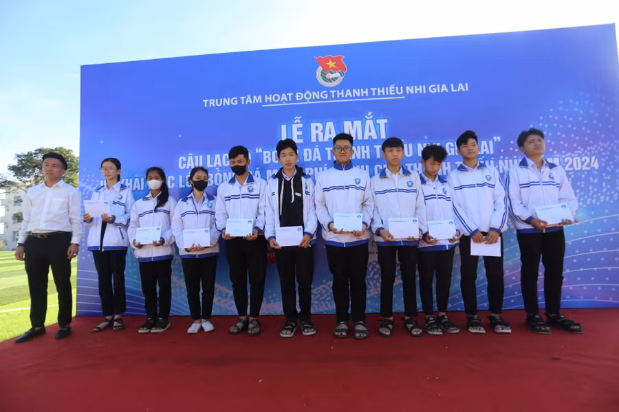 Câu lạc bộ trao học bổng cho 10 em học sinh nghèo vượt khó ở Trường THPT Pleiku. Ảnh: Văn Ngọc