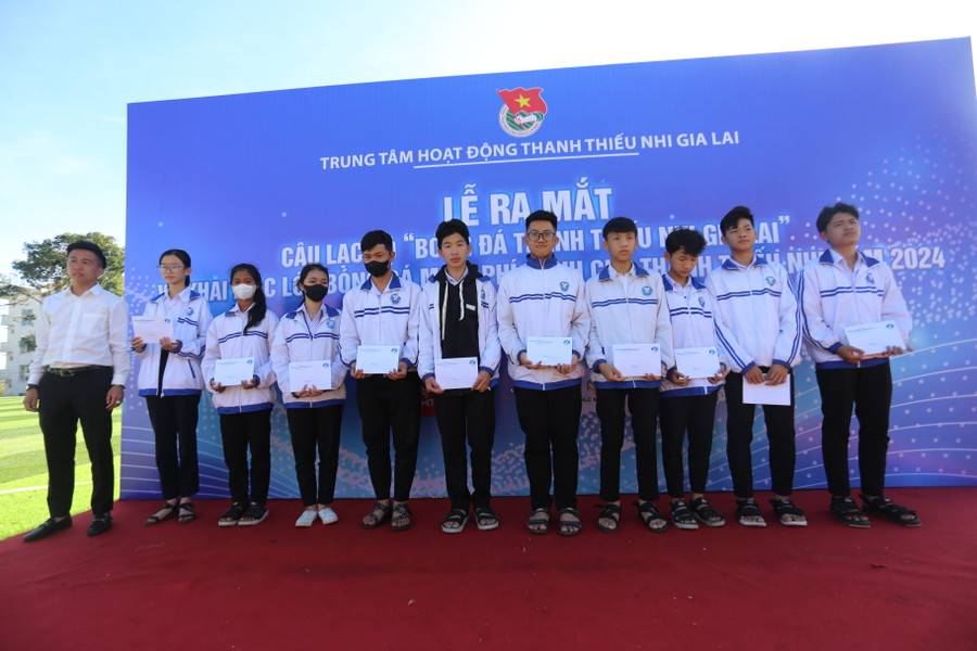 Câu lạc bộ trao học bổng cho 10 em học sinh nghèo vượt khó ở Trường THPT Pleiku. Ảnh: Văn Ngọc