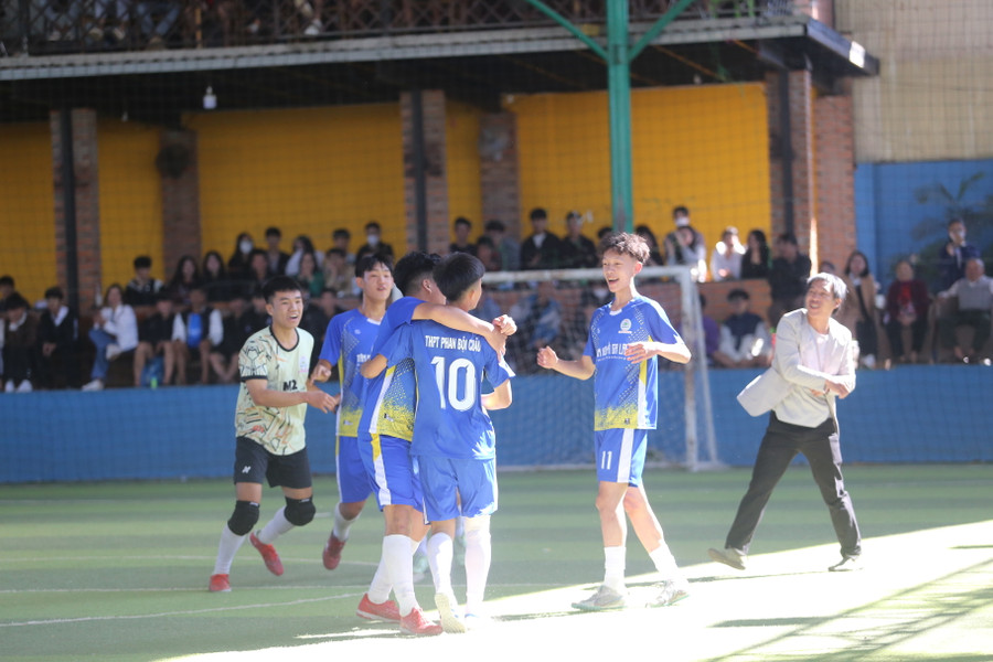 Trường THPT Phan Bội Châu đã vượt qua Trường THPT Chi Lăng ở những phút cuối cùng của trận chung kết nam. Ảnh: Văn Ngọc