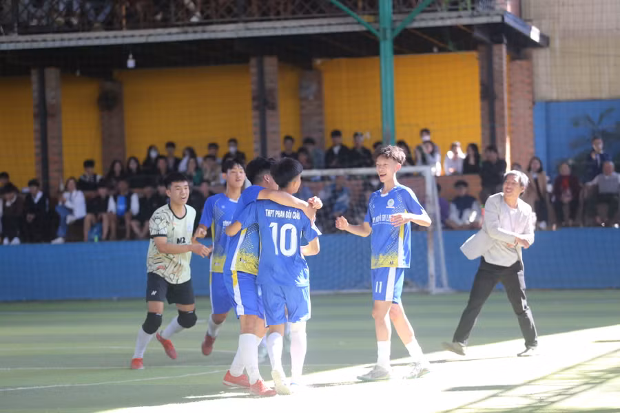 Trường THPT Phan Bội Châu đã vượt qua Trường THPT Chi Lăng ở những phút cuối cùng của trận chung kết nam. Ảnh: Văn Ngọc