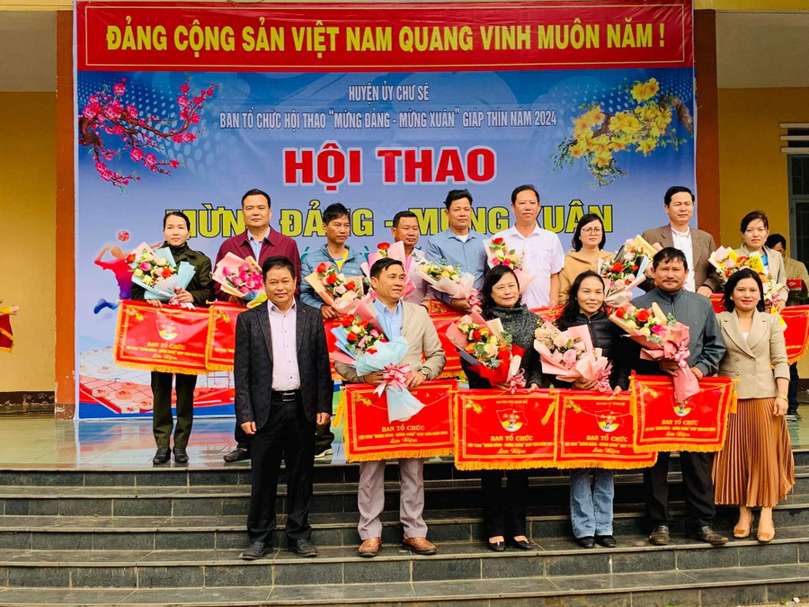 Hội thao có sự tham gia của 26 đoàn đến từ 45 tổ chức cơ sở Đảng tại huyện Chư Sê. Ảnh: Đại Nguyên Hội thao có sự tham gia của 26 đoàn đến từ 45 tổ chức cơ sở Đảng tại huyện Chư Sê. Ảnh: Đại Nguyên