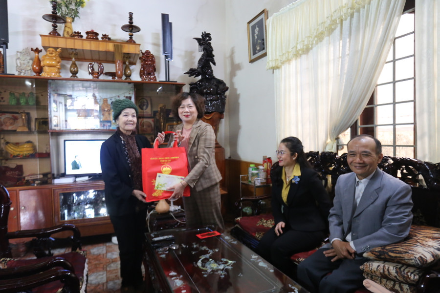 Đồng chí Phạm Thị Tố Hải (thứ 2 từ trái qua) đến thăm và chúc Tết bà Nay Lan. Ảnh: Văn Ngọc Đồng chí Phạm Thị Tố Hải (thứ 2 từ trái qua) đến thăm và chúc Tết bà Nay Lan. Ảnh: Văn Ngọc