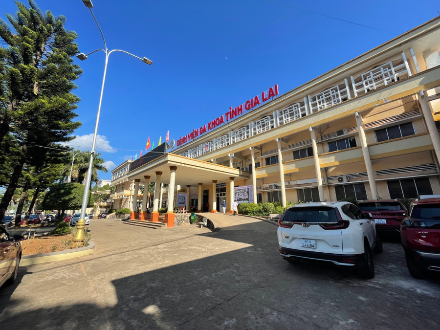 Vợ chồng ông Tịch hiện đang được điều trị tích cực tại Bệnh viện Đa khoa tỉnh Gia Lai. Ảnh: Văn Ngọc