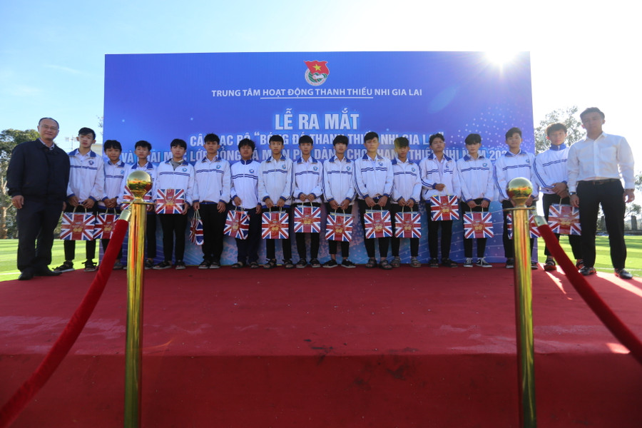 Trung tâm hoạt động Thanh Thiếu nhi tỉnh khai mạc lớp bóng đá miễn phí. Ảnh: Văn Ngọc