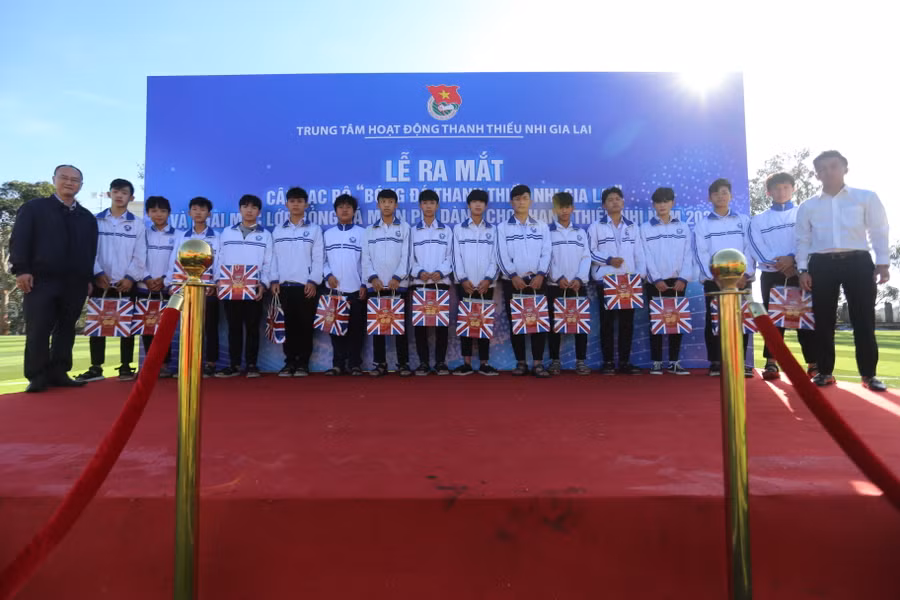 Trung tâm hoạt động Thanh Thiếu nhi tỉnh khai mạc lớp bóng đá miễn phí. Ảnh: Văn Ngọc