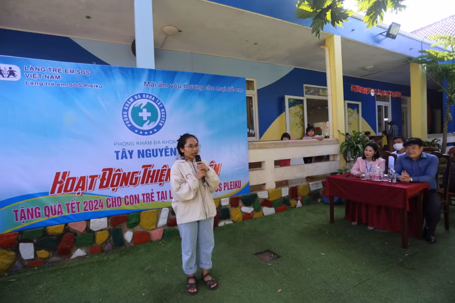 Em Rơ Châm Xuyên gửi lời cảm ơn đến Phòng khám Đa khoa Tây Nguyên. Ảnh: Văn Ngọc