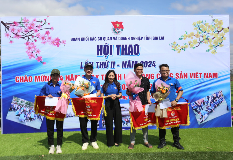 Ban tổ chức trao giải cho các đội giành thứ hạng cao ở 6 trò chơi. Ảnh: Văn Ngọc Ban tổ chức trao giải cho các đội giành thứ hạng cao ở 6 trò chơi. Ảnh: Văn Ngọc